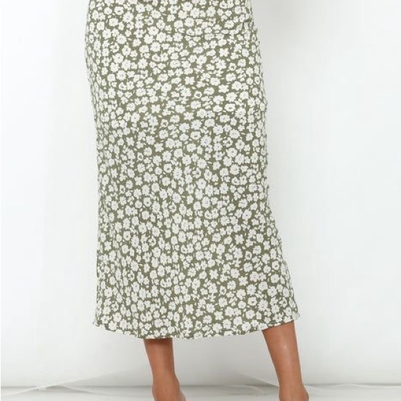 💚PETAL & PUP Blaire Dress - Olive Green Floral - Picture 4 of 16